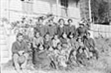 Groupe d'élèves à l'école de la mission d'Alert Bay, Columbie-Britannique, 1885 1885.