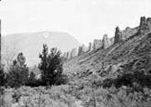 Escarpements ruiniformes de silt blanc, Watson Creek, fleuve Fraser, Colombie-Britannique, 1899