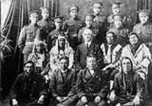 Aînés et soldats indiens vêtus de l'uniforme du Corps expéditionnaire canadien ca. 1916-17.