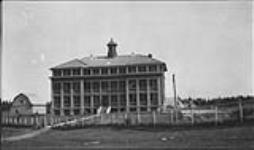 View of the facade of Norway House Indian Residential School, Norway House, Manitoba, ca. 1920-1930 vers 1920-1930.