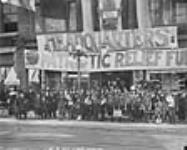 Groupe devant le siège du Patriotic Relief Fund sept. 1914