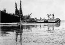 Pensionnat indien. Chargement du foin sur des barges, Great Slave Lake, [Fort] Resolution, T. N.-O n.d.