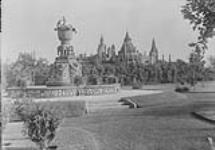 [Nepean Point looking towards Parliament Buildings, Ottawa, Ont.]