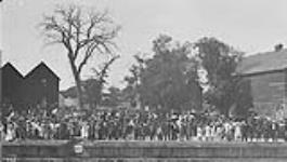[Crowds waiting to greet Earl Grey], Selkirk, [Man.], 1910 1910