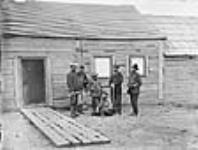 M. George M. Dawson et une équipe à Fort McLeod, Colombie-Britannique, le 14 juillet 1879 14 July 1879
