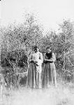 [Two Métis women]. Original title: Saulteaux halfbreed woman n.d.
