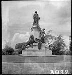 Queen Victoria Monument, Ottawa, Ont 1933