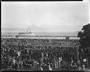 Crowd on waterfront [Canadian National Exhibition, Toronto, Ont.] Sept. 1, 1928