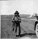 [Tsuut'ina (Tsuu T'ina/Sarcee) woman on the Reserve near Calgary, Alberta]. Original title: Sarsi Indian Squaw on the Reserve near Calgary, Alta. 1914.