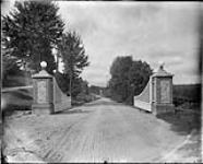Entrance gates to Springbank Park [London, Ontario] [c. 1917]