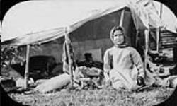 Une fille des Premières Nations devant une tente [1906]
