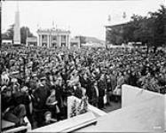 [Crowds at the Canadian National Exhibition, Toronto, Ont.] [Sept. 1938]
