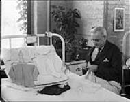 Old man knitting. Christie Street Hospital. Toronto, Ont. Aug. 1, 1938 31 Aug. 1938