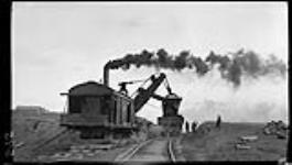 Steam shovel loading cars [during the construction of the] new Welland Canal, Ont 5 Dec., 1913