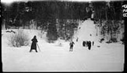 Moving picture (photographer shooting skier coming down the slide) 1914