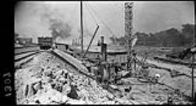 Automatic concrete mixer [during construction of the] Welland Canal [Ont.] 18 Sept.1914
