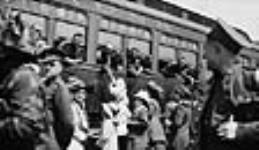 Personnel du bataillon de cyclistes du corps d'armée et infirmières militaires quittant le camp d'exposition pour aller servir outre-mer 15 May 1915