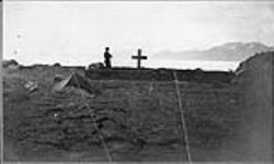 À la fosse de Fred Boeconauser décédé à bord de l'"Arctic" à l'ile Baffin n.d.