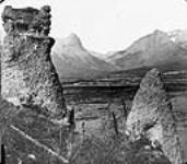 Earth formation at Canmore, Alta., [1880-1900] 1880-1900