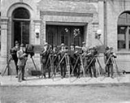Un groupe de caméramans à l'extérieur du Bureau de cinématographie du gouvernement canadien 1923