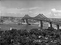 Le pont Jacques Cartier, vu du haut de la tour de l'Île Ste-Hélène 3 juil. 1947