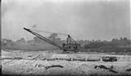 Drag line excavator [during the construction of the Welland Canal] 7 July, 1916