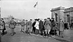 [Visit of the] Duke of Devonshire, to the Exhibition Grounds, [Toronto, Ont.] to inspect the soldiers. He is seen here with his party talking and laghing, 1 December, 1916 1 Dec., 1916
