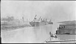 Unloading ore on Welland Canal, [Ont] 23 July, 1917