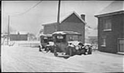 Automobiles on road in snow, Swansea, [Ont.], 27 Jan., 1918 27 Jan. 1918