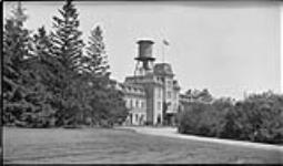 Main building of the O.A.C. [Ontario Agricultural College], Guelph, [Ont.] 13 June, 1918