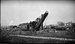 Shovel taking the top off at the Forebay cut to Queenston [during the construction] of the Hydro Electric Canal between Niagara Falls and Queenston, [Ont.] 22 Oct., 1918