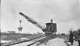 Lifting pig iron by magnet, Port Colborne 14 Dec. 1915