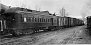 Train avec wagon pour voyageurs en gare. (Compagnie de chemin de fer Temiscouata) vers 1945-1949
