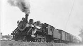 Locomotive et train de la compagnie de chemin de fer Temiscouata vers 1945-1949