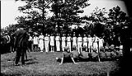 Chinois faisant de l'exercice physique et scouts à High Park
 June 8, 1919
