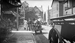 Immigrants on Kensington Avenue, [Toronto, Ontario.] June 1, 1922
