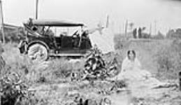 Gypsy woman and automobile near Fort York, Toronto, Ontario. July 6, 1923 6 juil. 1923