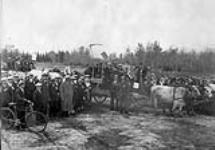 Pioneers in parade at Hryhoriw, Saskatchewan 3 octobre, 1937.