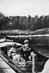 M. et Mme Alexander Graham Bell dans leur canot à moteur Ranzo, à Beinn Bhreagh 20 Aug. 1914