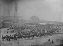 (Sunnyside) Crowd at bandstand (Toronto, Ont.) June 28, 1922