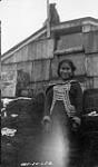 Jeune fille autochtone portant un manteau perlé.  Pond Inlet, Île de Baffin, T.-N.O. [Ukpigjuujaq vêtue d'un " amauti " perlé.] Sept. 17th [1924]