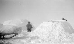 Building igloos on Boothia Peninsula April 1926.
