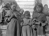 Enfants Eskimos, sud-ouest Belcher [îles], Baie d'Hudson, T.N.-O 1927