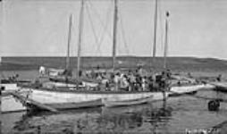 [Group of Inuvialuit on boats] Original title: Eskimo boats 1930