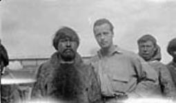 Richard Finnie et des hommes inuits à Pangnirtung (Territoires du Nord-Ouest) [Nunavut] 1929