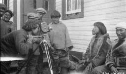 L'inuit Lon Charney au cours d'un essai filmé, Pangnirtung, île de Baffin, 1929 1929