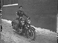 Yvon Thiboutot sur moto pour programe "famille Chevalier", le 1 Décembre 1959 1 déc. 1959