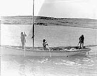 [Inuit arriving at Nuwata] Original title: Eskimos arriving at Nuwata 1929