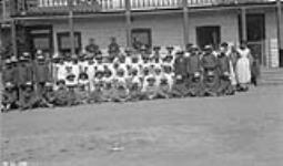 Écoliers autochtones à l'extérieur du pensionnat indien de Fort Providence 1920