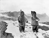 Garçonnets inuits, Pangnirtung (île de Baffin, T.N.-O.), [frères Atamie et Peterloosie Nookiguak à Pangnirtuuq (Nunavut)] 1923.